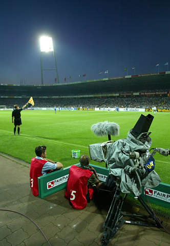 包含不莱梅客场击败强敌，斩获宝贵胜利的词条