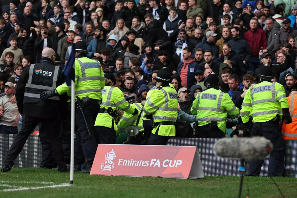 多场比赛延期，球迷心急等待比赛重启的简单介绍