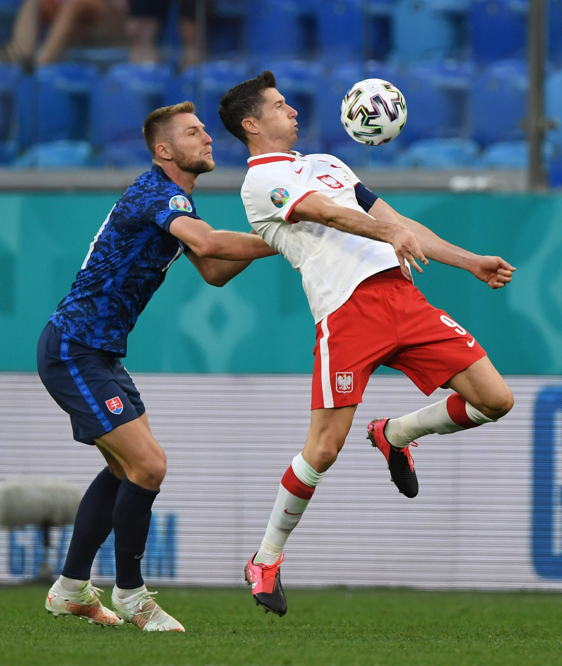 斯洛伐克队在足球比赛中全力以赴