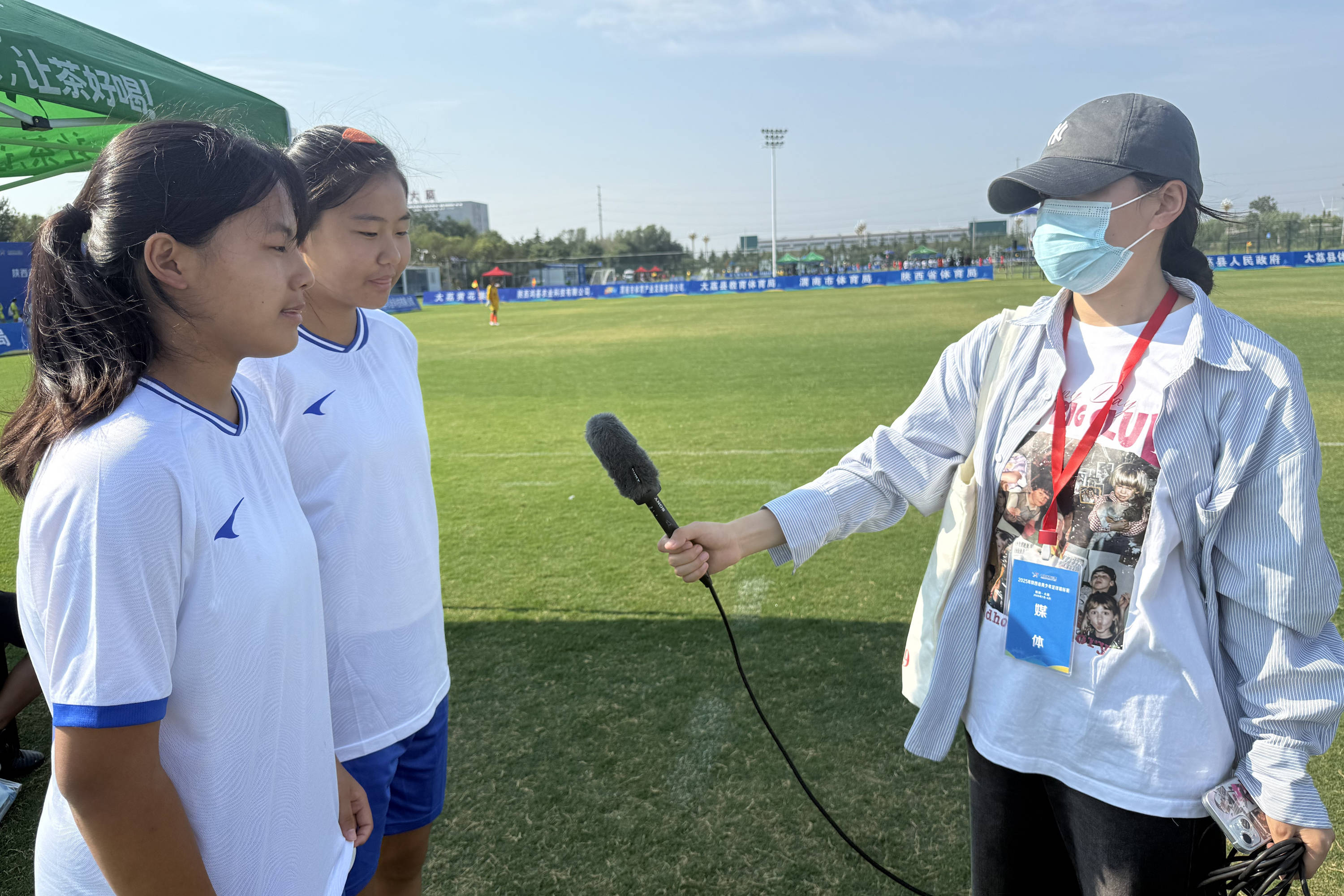 女足运动员在比赛中展现出色技艺