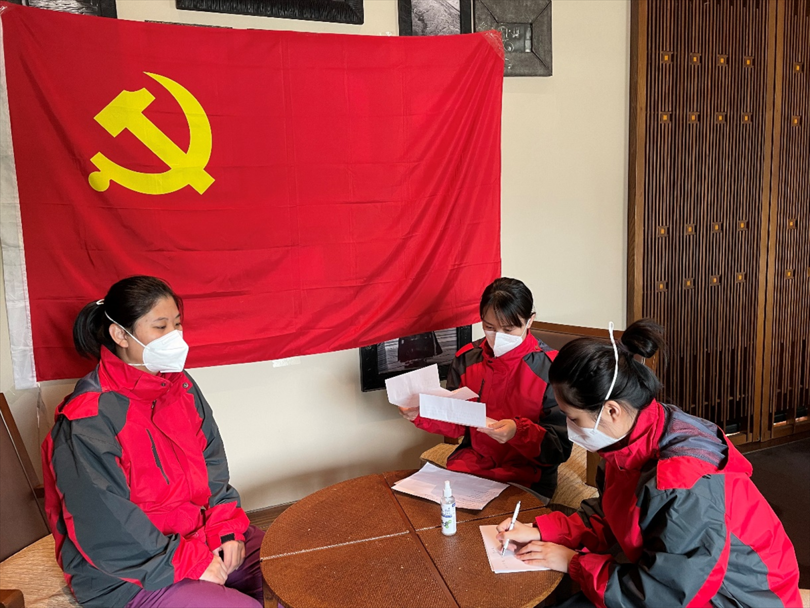 关于队内气氛融洽，团结奋战迎接挑战的信息