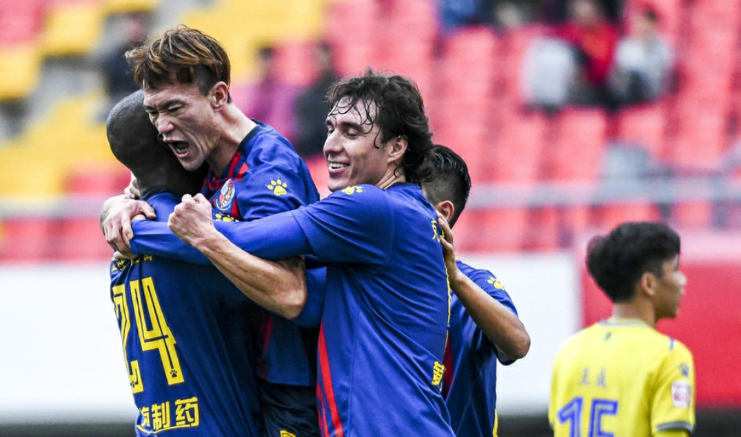 关于青岛黄海主场战平上海申鑫，实现保级目标的信息